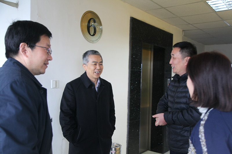 集团公司领导新春上班第一天走访看望干部职工