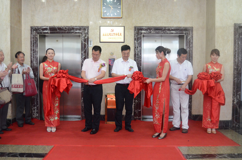 省工艺品公司举办中国工艺美术大师张爱光作品暨青田石雕精品展