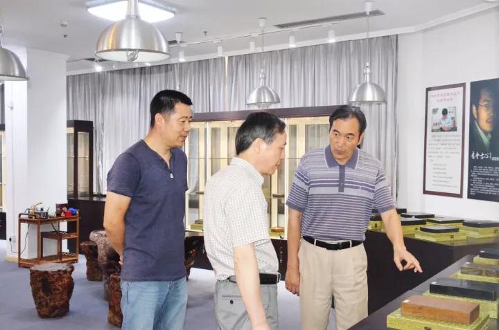 集团公司党委书记、总经理虞岳明参观省工艺品公司鲁砚展