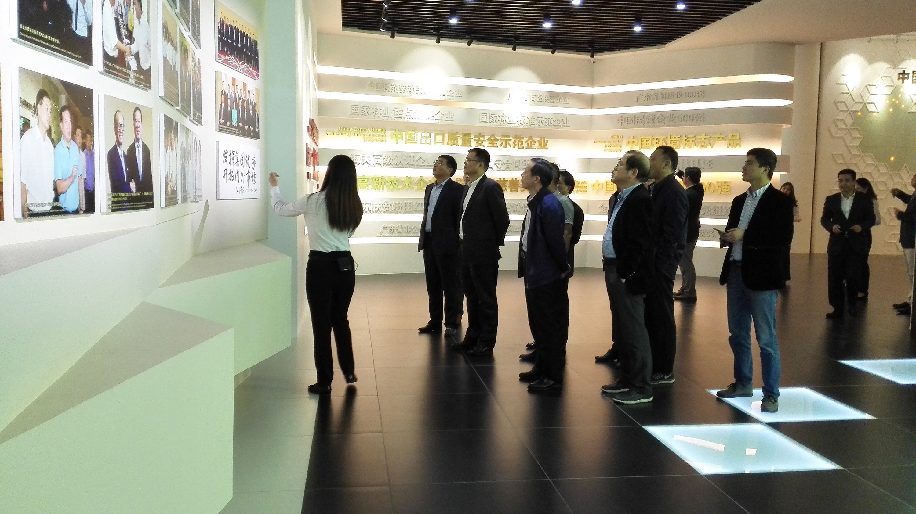 集团公司党委书记、总经理虞岳明一行赴宜华集团洽谈合作