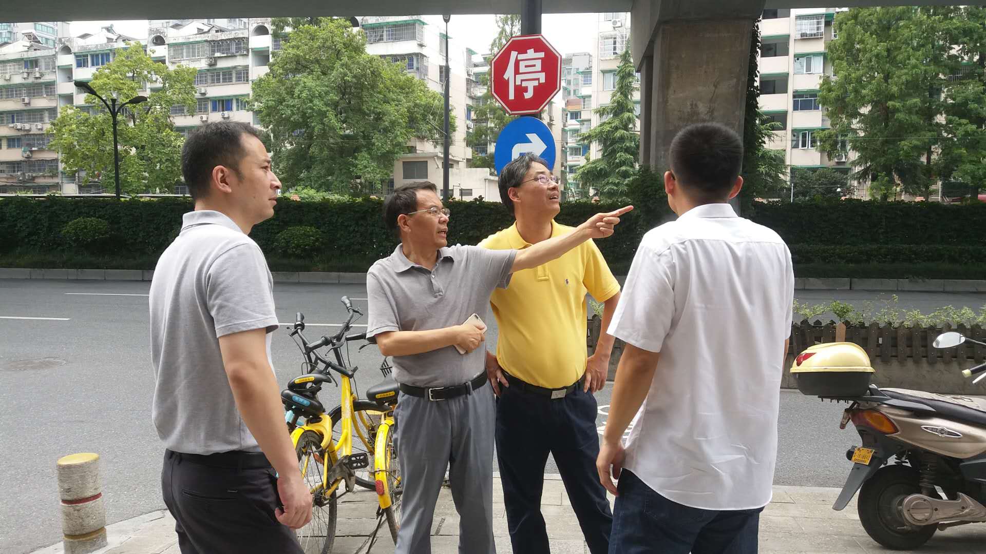 集团公司副总经理徐旭阳赴商业公司和德清申达基建施工现场开展安全检查