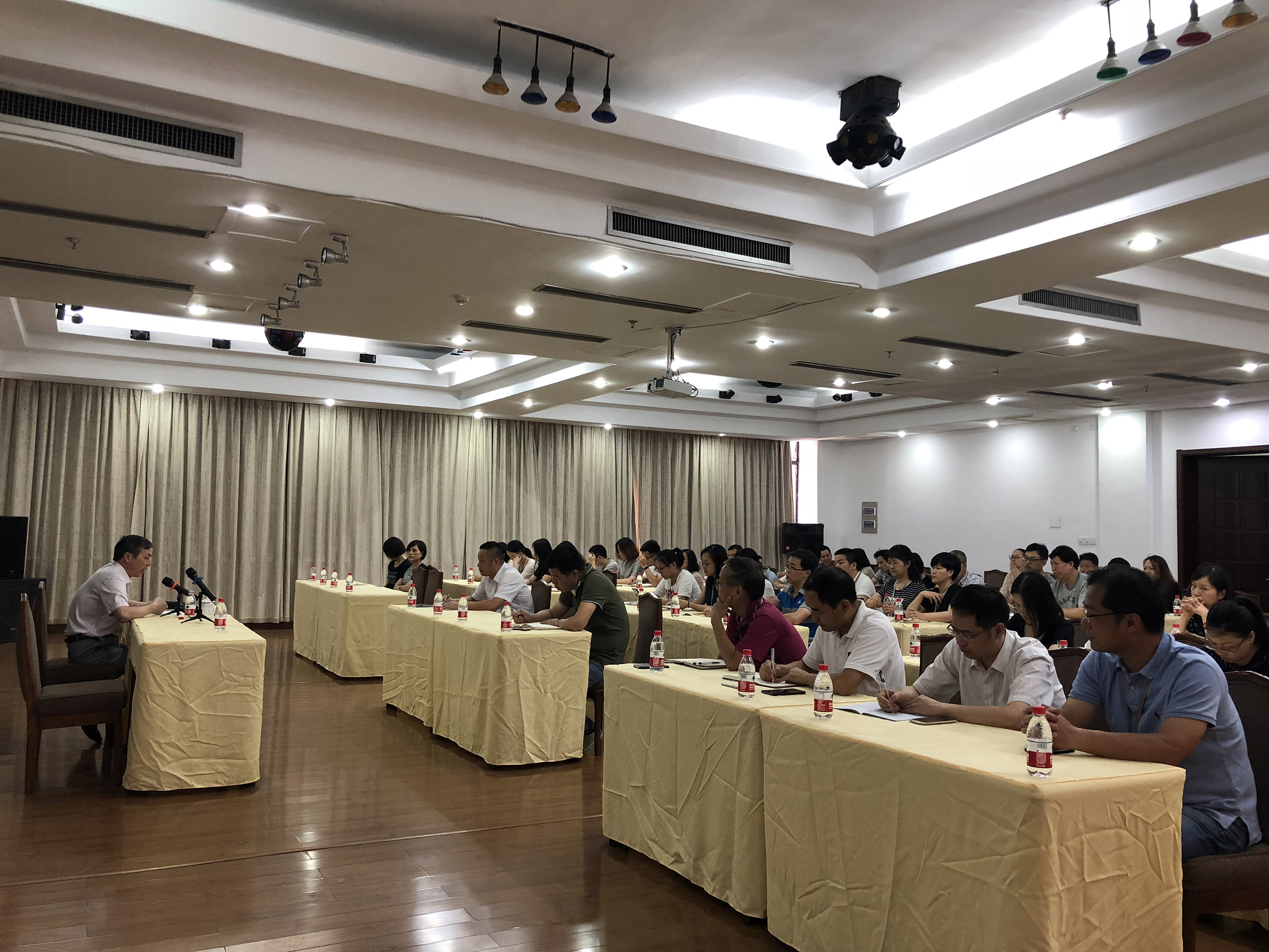 集团公司党委书记总经理虞岳明赴工艺品公司宣讲经济形势