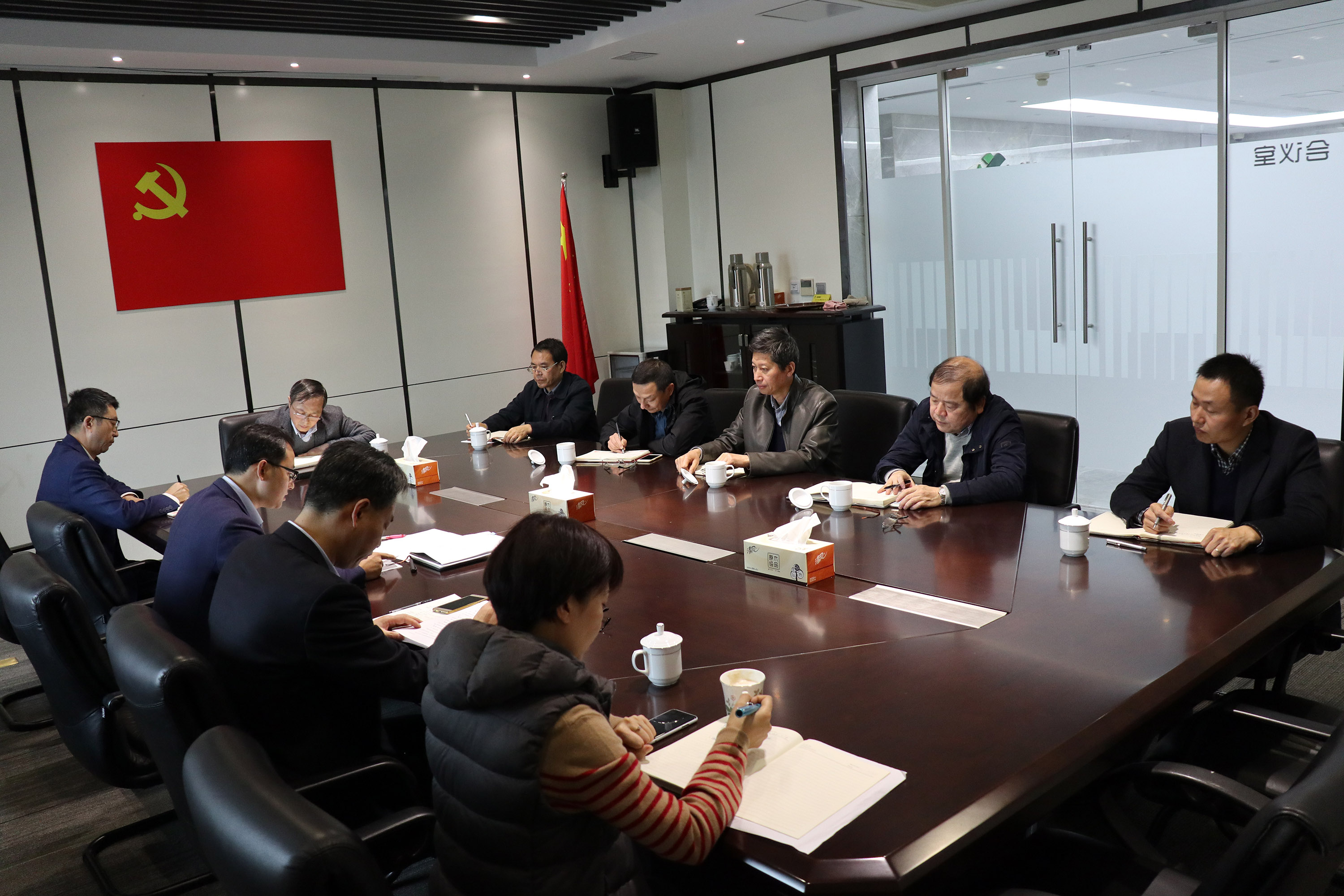 集团公司召开党委理论中心组学习会