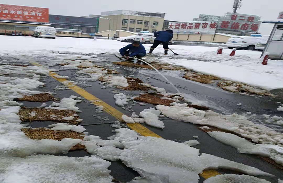 浴雪奋战 商业公司员工“最美坚守”