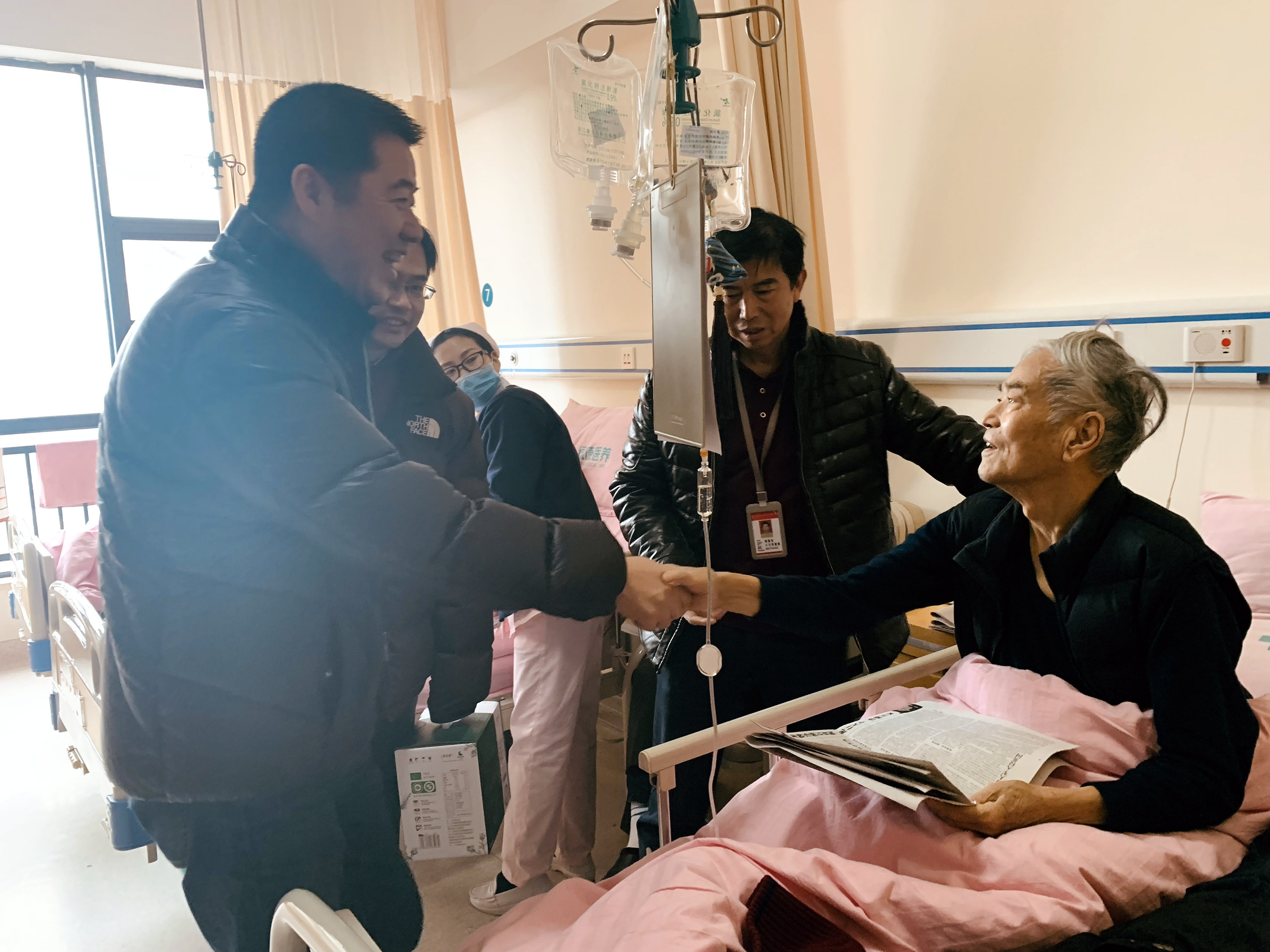 关爱公司离退休老干部 省工艺这些举动很暖心