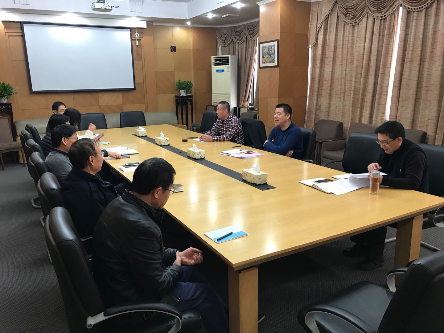 工艺品公司组织新年第一次党委理论扩大中心组学习