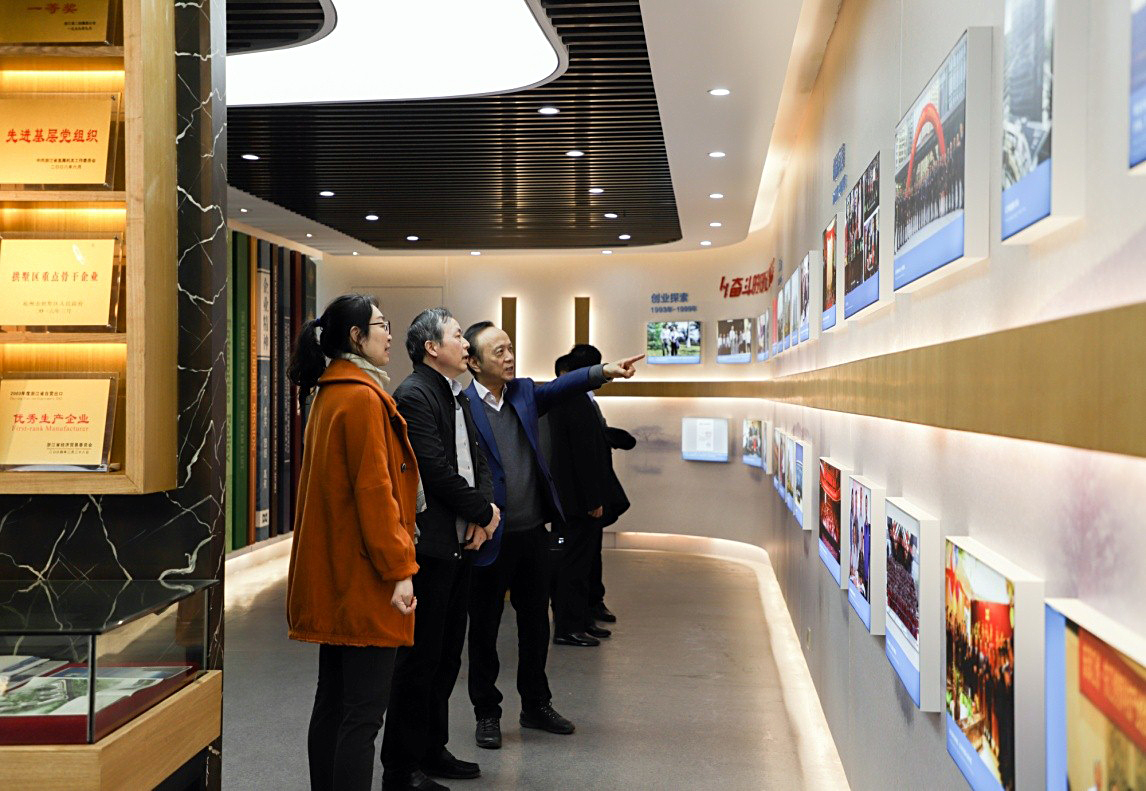 集团公司党委书记总经理虞岳明深入皮塑公司汇孚集团开展“三服务”活动