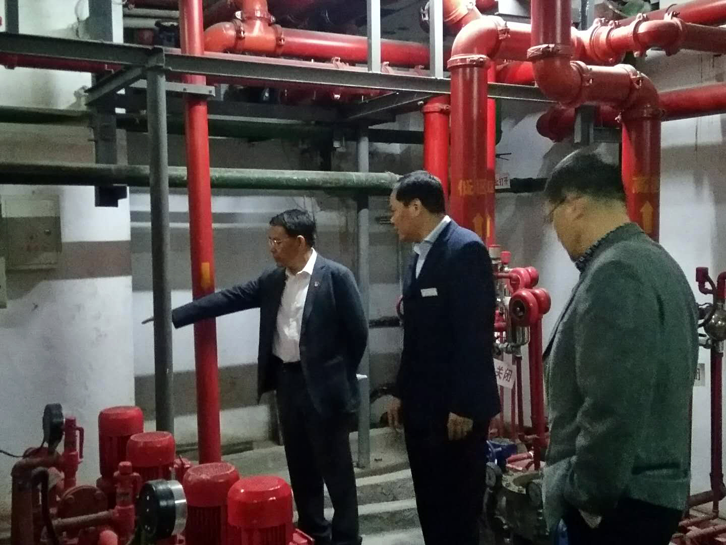 集团公司副总经理徐旭阳带队检查二轻大厦