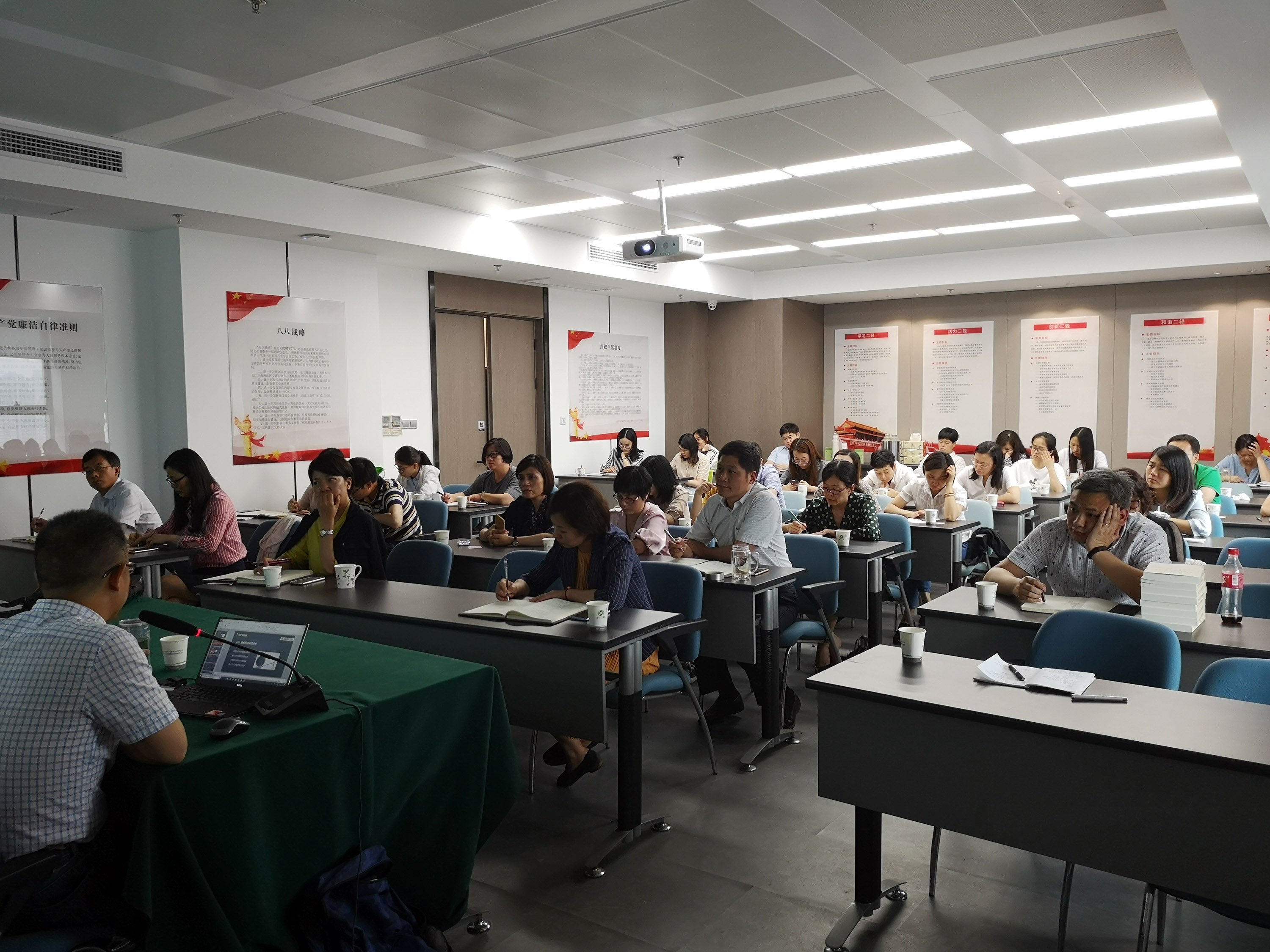 学习型财务践行 学习型二轻精神 ——集团财务分析主题培训会通讯