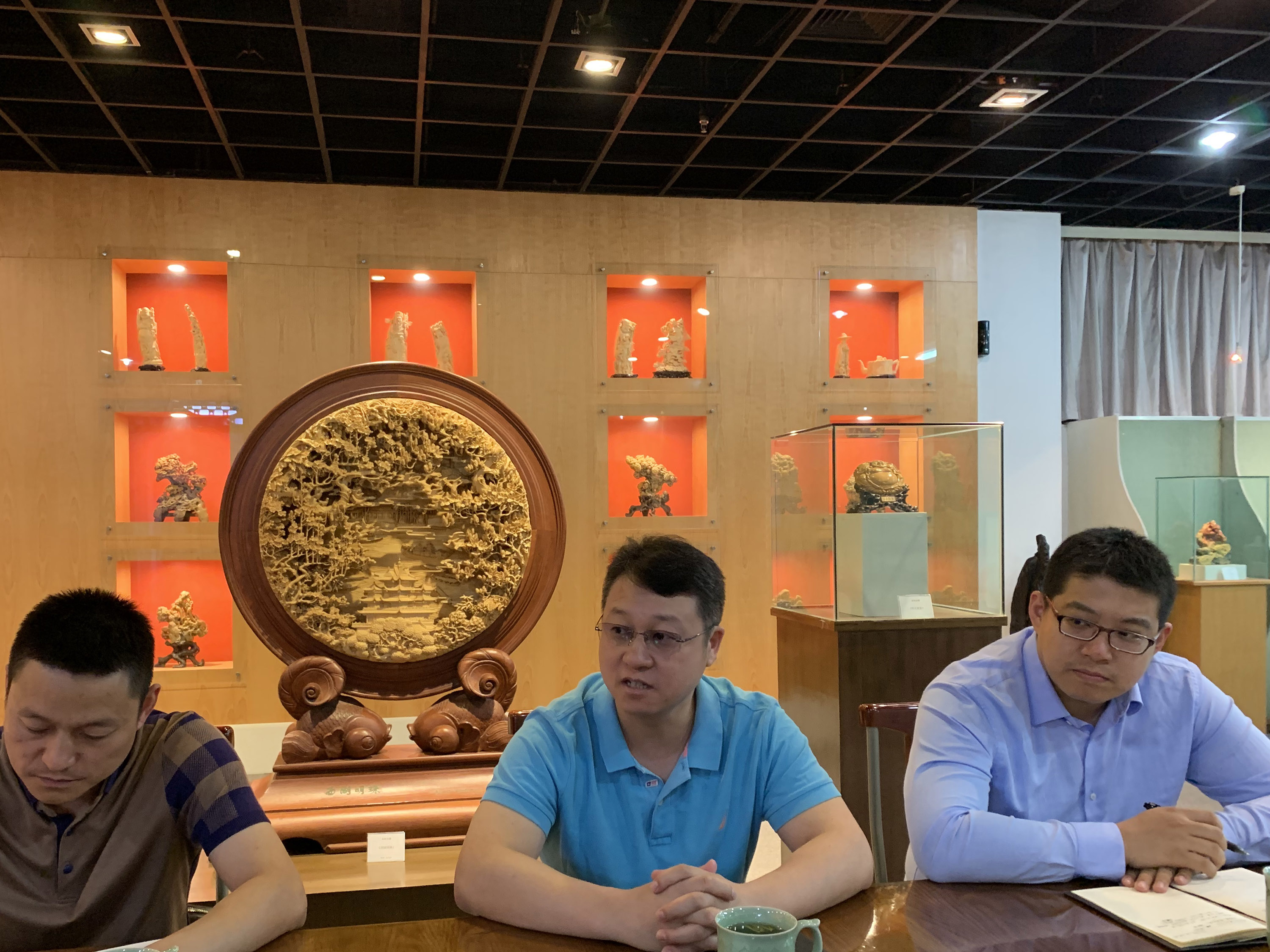 北京工美领导访问省工艺品公司