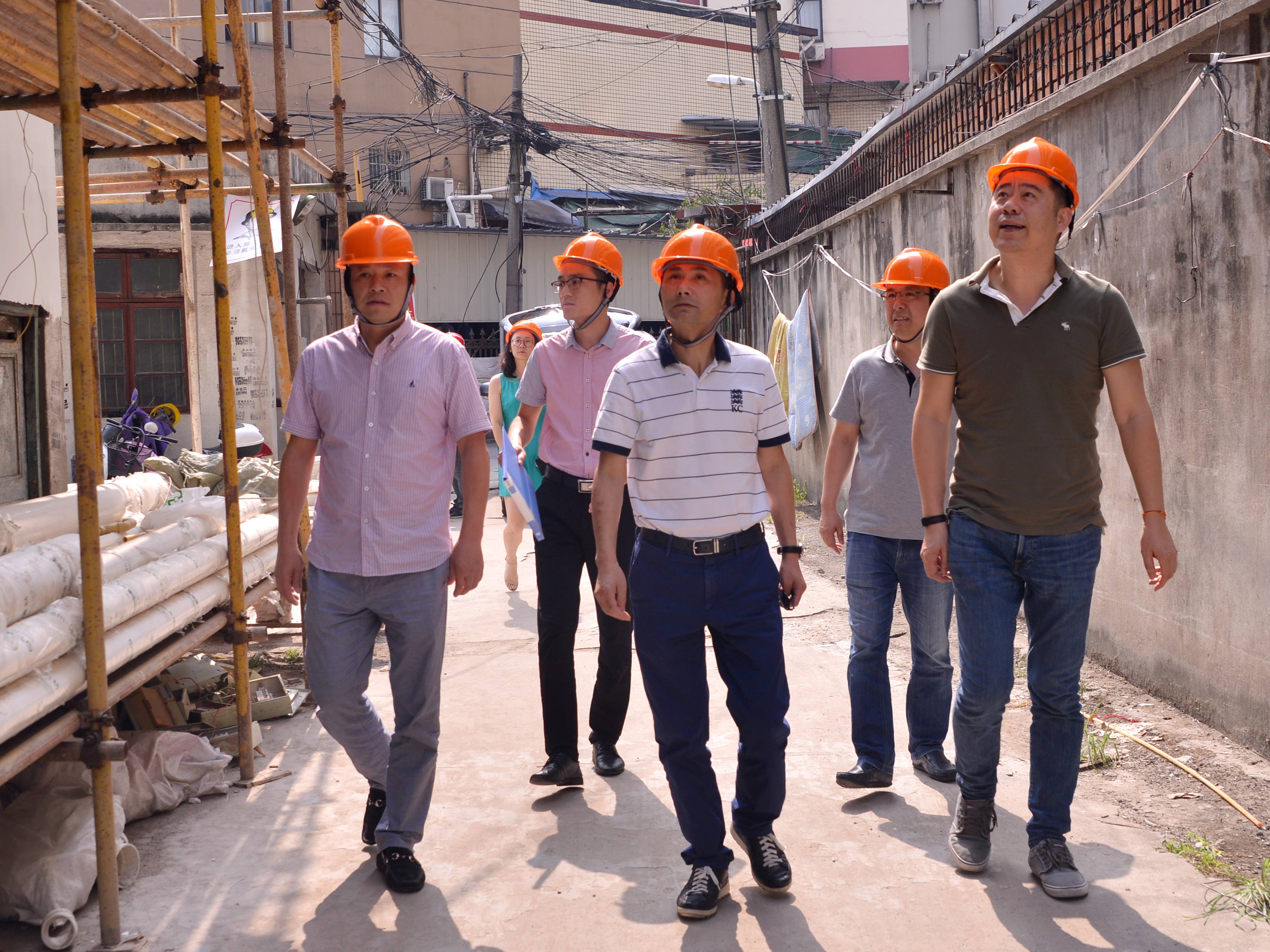 集团公司副总经理蔡玉林赴工艺品公司开展安全检查及高温慰问