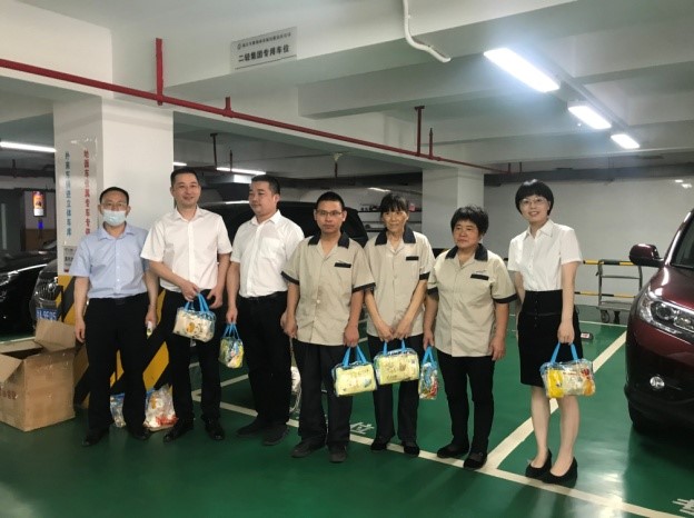 商业公司领导班子情系职工送清凉