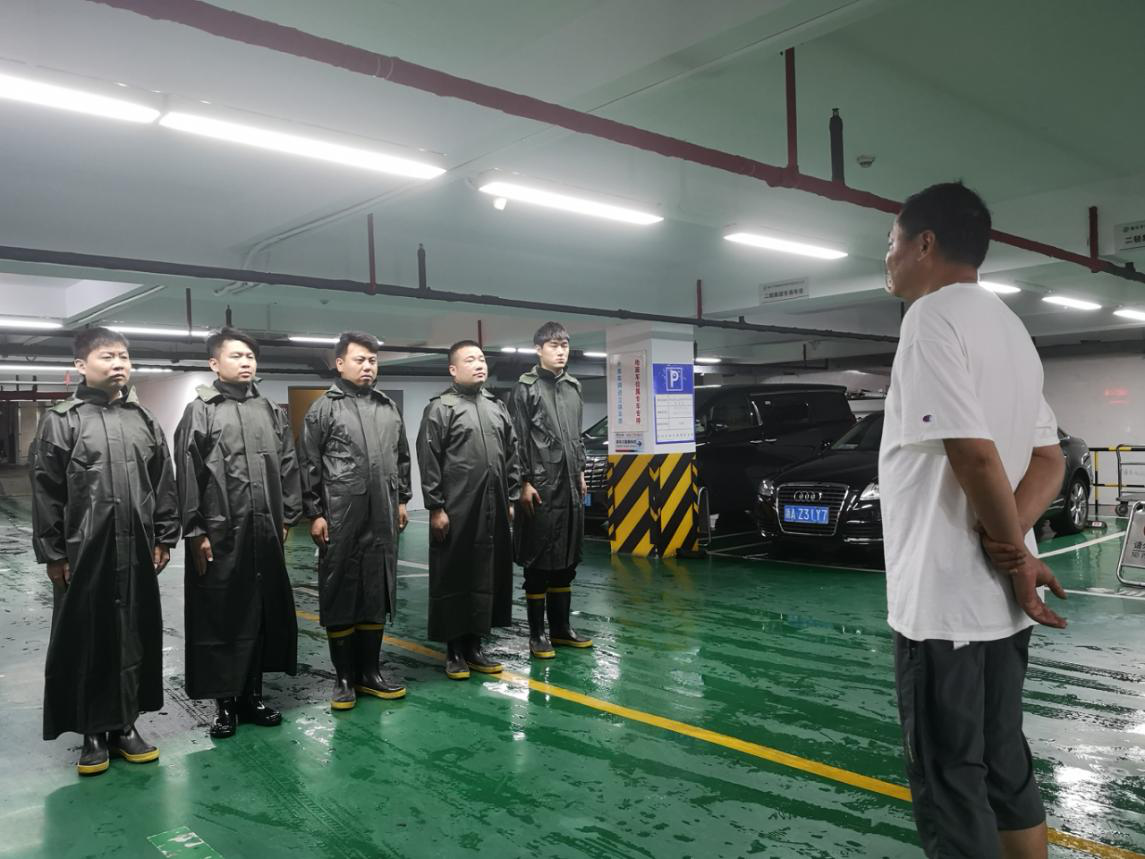 风雨更映党旗红——开云网页版·官方版在线登入下属商业公司党员干部全力抗击台风“烟花”