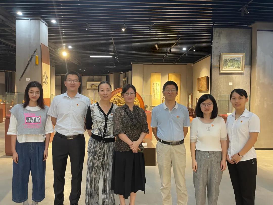 商业公司赴工艺品公司参观交流共促党建