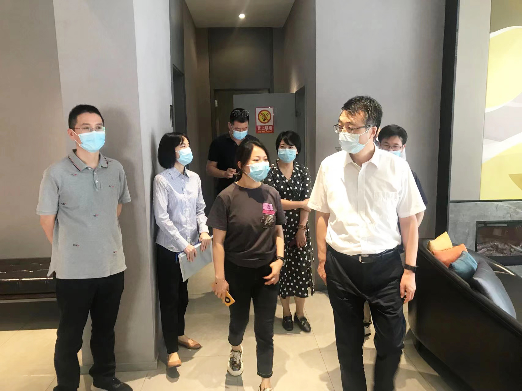 吴敏赴工艺品公司开展国庆节前安全生产和疫情防控检查