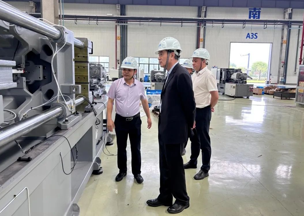 中国机械工业联合会总经济师叶定达一行来开云网页版·官方版在线登入申达机器公司调研