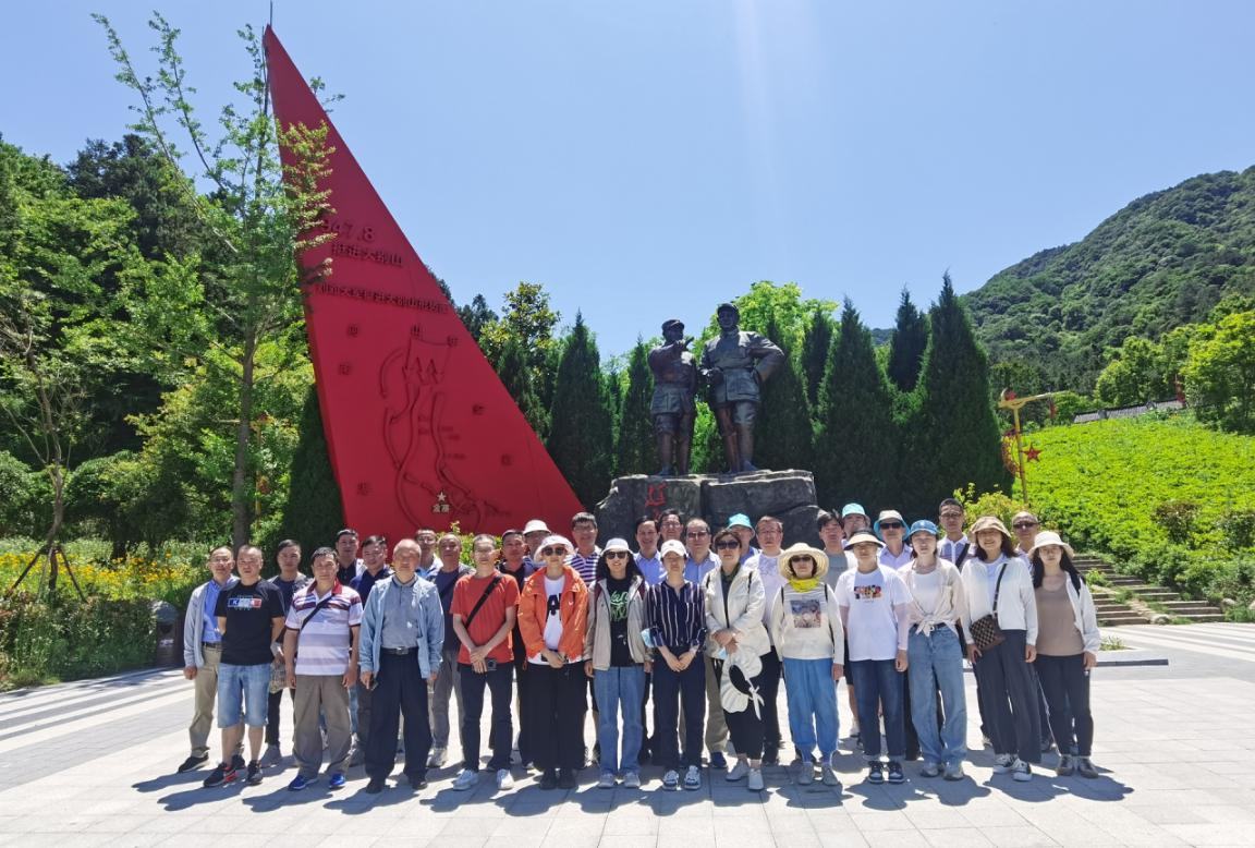 红色山河当课堂 英雄史诗作教材 开云网页版·官方版在线登入工会组织先进职工踏访大别山革命热土