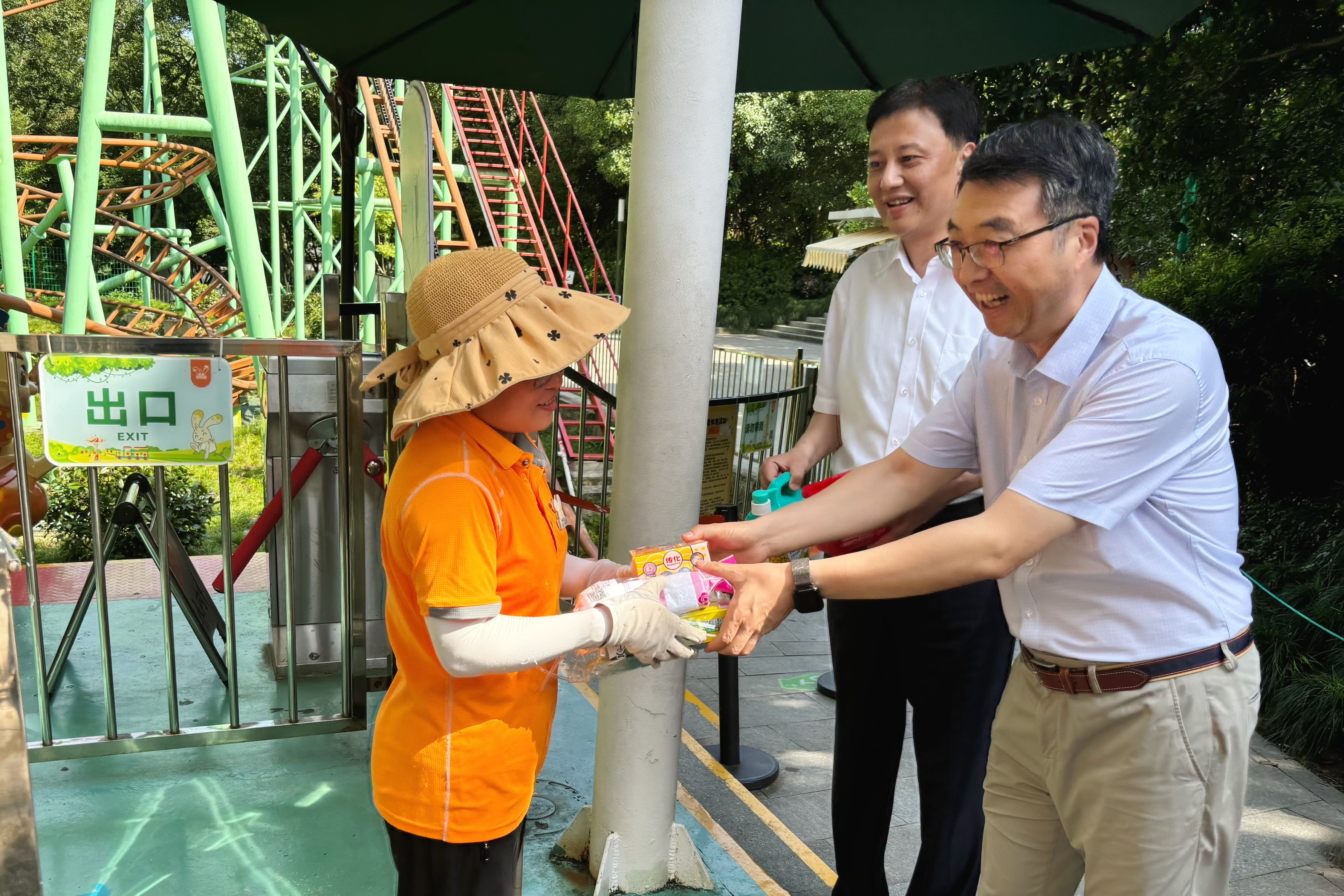 盛夏送清凉 关爱沁人心 开云网页版·官方版在线登入开展高温慰问活动