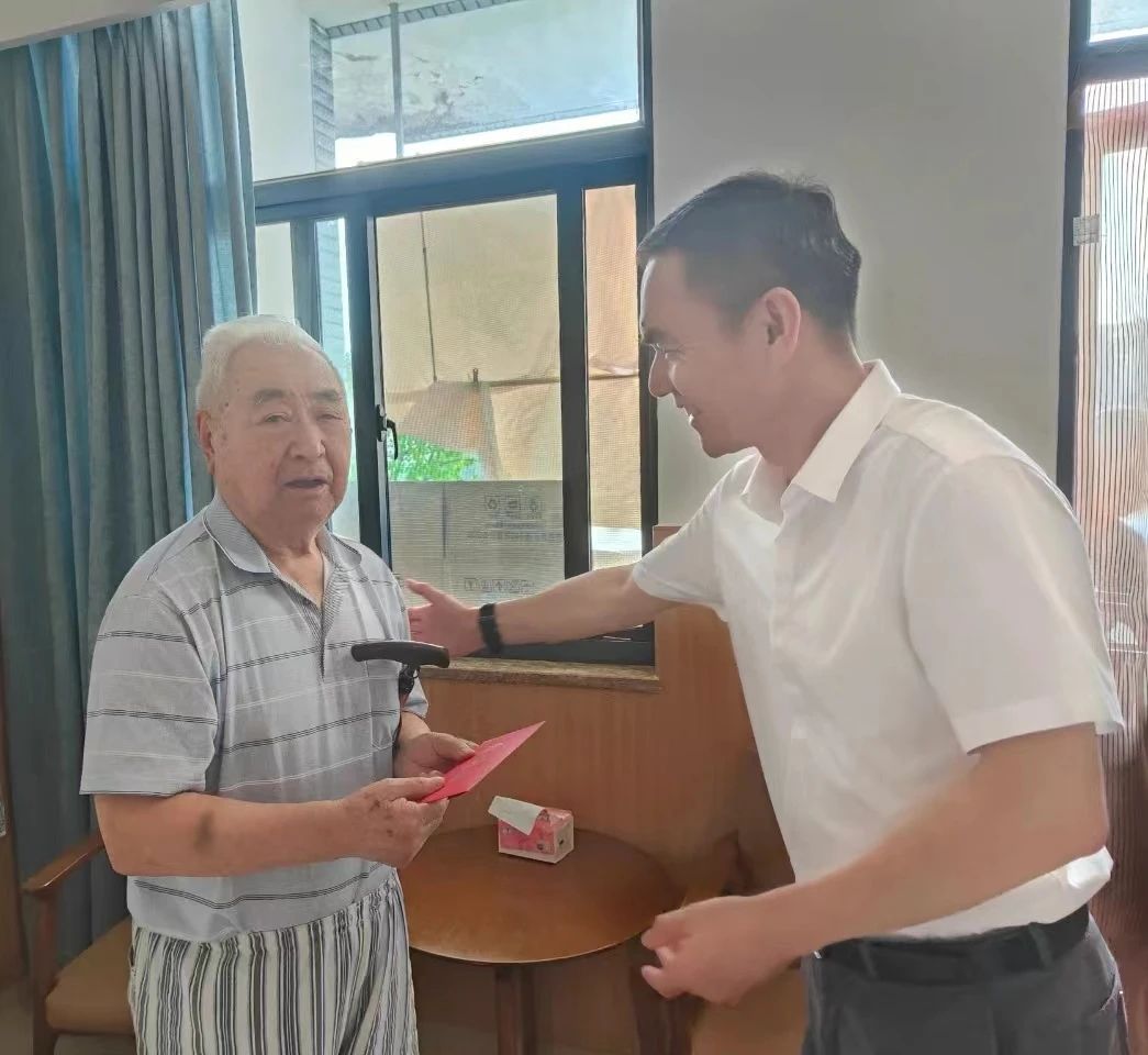 孙哲君走访慰问老党员老干部