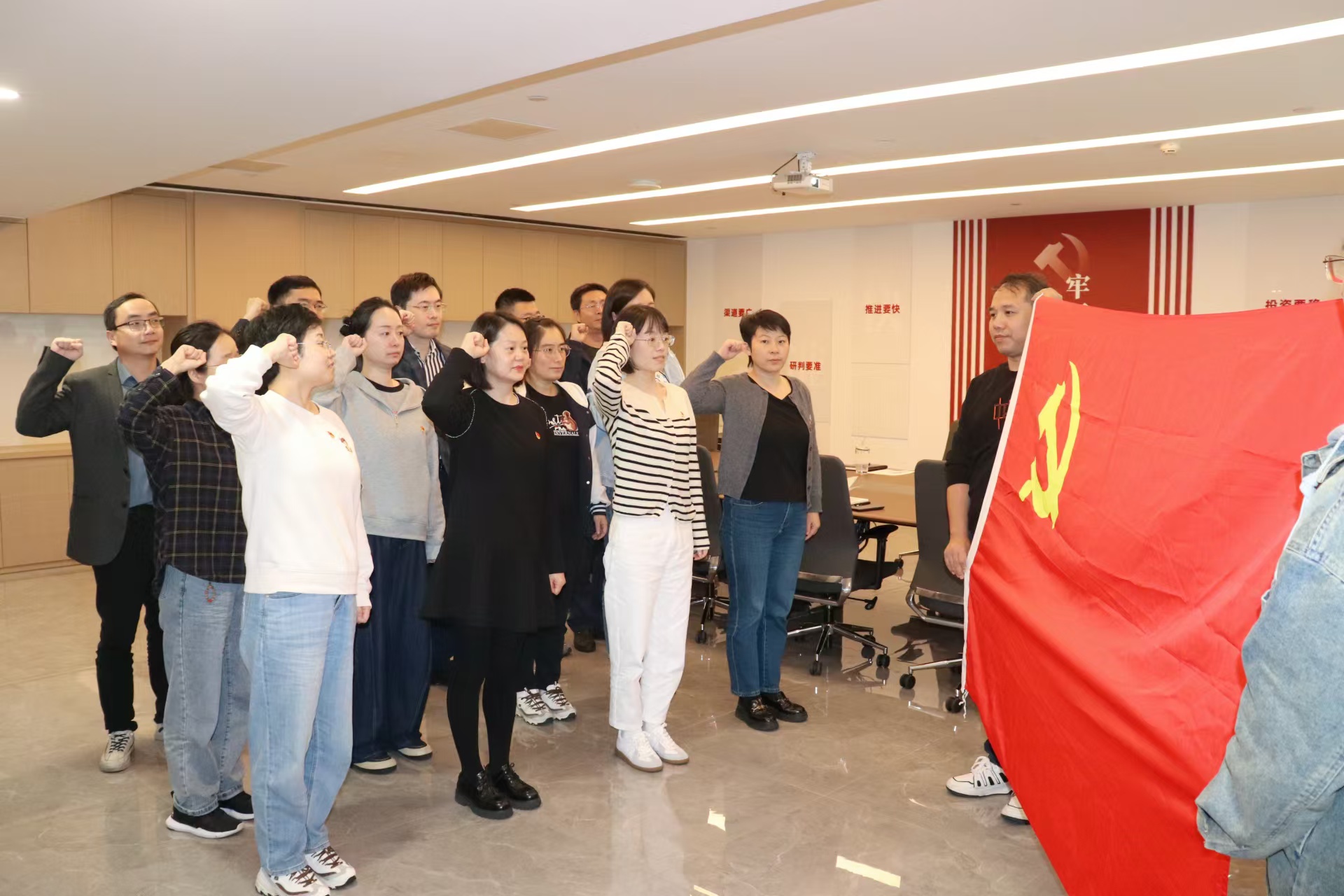广杰典当公司联合党支部开展“循迹溯源看历史 踔厉奋发向未来”主题党日活动